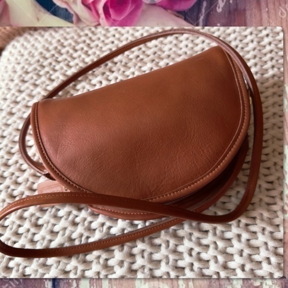 VINTAGE COACH KIMBALL HALF MOON BRITISH TAN CROSSBODY BAG
9911 - Picture 4 of 17